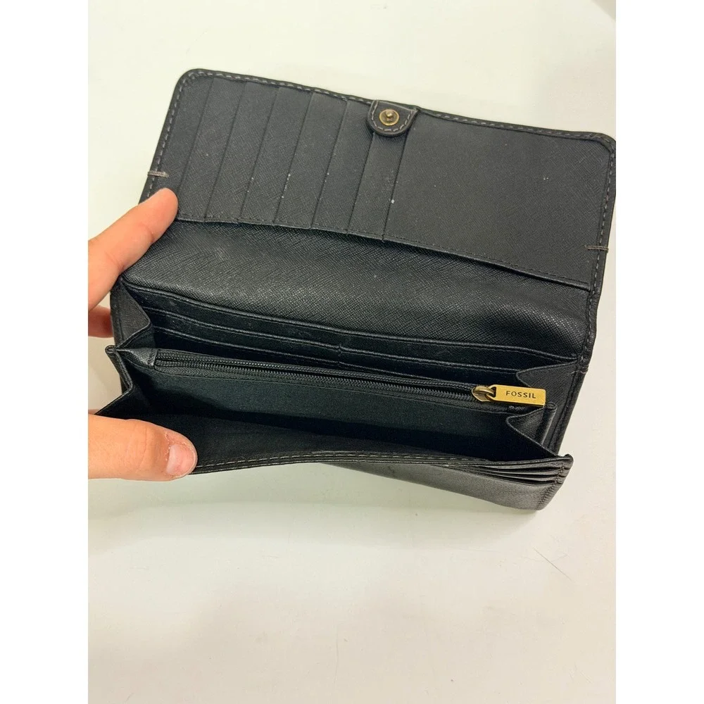 Fossil Logan Black Leather Flap Clutch Wallet Womens Contrast Stitch Gold Logo